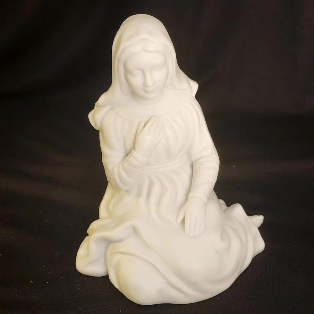 Avon‎ Nativity Collectibles Porcelain Kneeling Mother Mary Figurine 1981